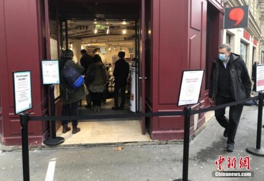 當?shù)貢r間2月1日，在法國巴黎市中心一家嚴格遵守防疫規(guī)定的超市，顧客在排隊入場購物。為防控疫情，法國購物場所自2月1日起實行加強限制人流、強化購物安全距離等防疫措施。 <a target='_blank' href=
