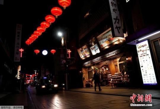 當(dāng)?shù)貢r(shí)間2021年1月8日，日本神奈川縣橫濱市，路人經(jīng)過(guò)關(guān)閉的店鋪。此前，因新冠疫情持續(xù)蔓延，日本首相菅義偉宣布，該國(guó)首都圈的一都三縣(東京都、埼玉縣、千葉縣和神奈川縣)將從當(dāng)?shù)貢r(shí)間1月8日0時(shí)起進(jìn)入緊急狀態(tài)，結(jié)束時(shí)間為2月7日。據(jù)報(bào)道，緊急狀態(tài)生效后，當(dāng)局將強(qiáng)化防疫措施，包括要求相關(guān)地區(qū)的餐飲店縮短營(yíng)業(yè)時(shí)間和對(duì)大型活動(dòng)的舉辦進(jìn)行限制等。
