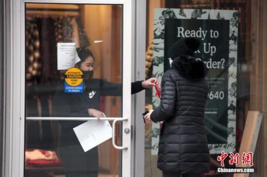 當地時間1月14日，加拿大多倫多市中心一家暫時謝絕顧客入內的商戶為顧客提供預約取貨服務。多倫多所在的加拿大人口第一大省安大略省從當天開始實施“居家令”。該省已于12日宣布再次進入持續(xù)至少28天的省級緊急狀態(tài)，以遏制嚴峻疫情。<a target='_blank' href=