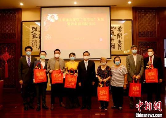 參加發(fā)放儀式的代表稱贊駐菲使館此次精心準備帶有濃濃年味的“春節(jié)包”，讓大家再次深切感受到祖(籍)國的溫暖和關愛，感受到使館就在身邊?！≈袊v菲律賓使館供圖 攝