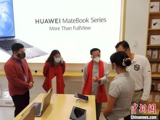 黃溪連大使還在SM Aura高管的陪同下到訪了商場(chǎng)內(nèi)的華為、OPPO、安踏等中國品牌店。中國駐菲律賓使館供圖