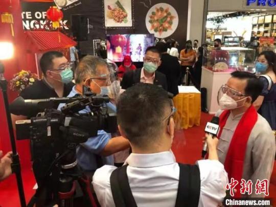 黃溪連大使與洛欽外長就中菲關(guān)系接受了媒體聯(lián)合采訪，洛欽外長用中文向中國人民致以“新年快樂”的祝福。中國駐菲律賓使館供圖