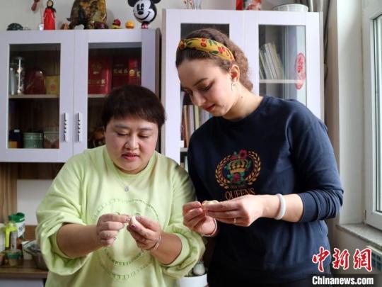 “洋媳婦”遇上元宵節(jié)：網(wǎng)紅脆皮元宵為新年畫句號