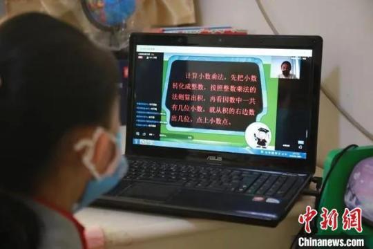 資料圖：一名學(xué)生在上課中。　李捷 攝