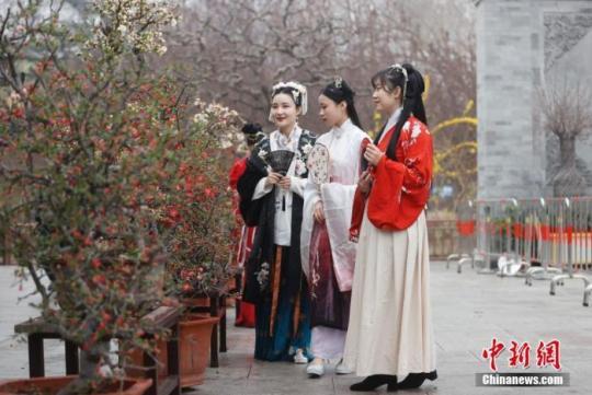 資料圖：3月26日，身著漢服的女孩在北京陶然亭公園欣賞海棠花。 <a target='_blank' href=