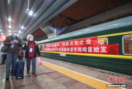 資料圖：圖為游客在北京站乘車。 <a target='_blank' href=