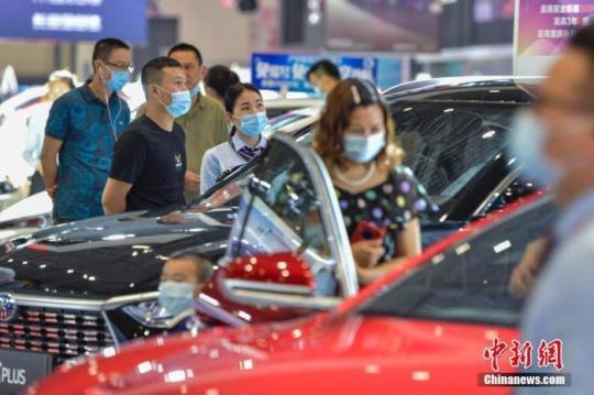 資料圖：圖為民眾在車展選購汽車。 <a target='_blank' href=