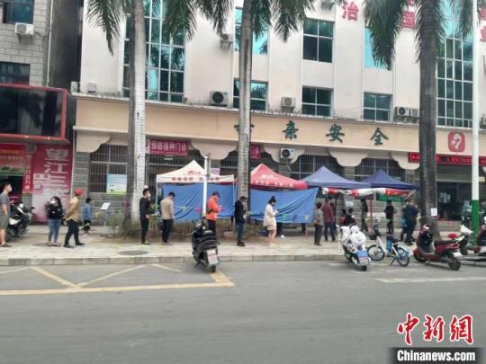 圖為瑞麗居民有序進行核酸檢測采樣工作?！】姵?攝