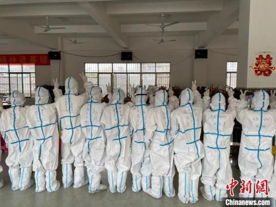 圖為前來支援瑞麗的大理州洱源縣醫(yī)療隊?！】姵?攝