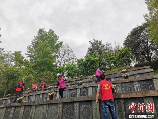 這個清明，替遠行的鄉(xiāng)親代為掃墓