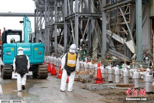 資料圖：日本東電重啟拆卸福島核電站一號機(jī)防擴(kuò)散罩工作。圖為記者在東電福鳥第一核電站拍攝的現(xiàn)場情況。