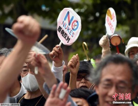 當(dāng)?shù)貢r間2014年8月8日，日本福島，民眾示威游行抗議東京電力公司將污水排到大海。作為福島第一核電站核污水處理措施的一環(huán)，日本東京電力公司計劃今后抽取遭受核污染的地下水，對其進(jìn)行凈化處理后再排入大海。東電公司就這一計劃首次向福島縣的漁業(yè)人士進(jìn)行了說明。據(jù)悉，對于東電公司的介紹，漁業(yè)人士紛紛提出質(zhì)疑和不滿，他們擔(dān)心這一措施會進(jìn)一步引起人們的臆測從而影響當(dāng)?shù)氐臐O業(yè)銷量。