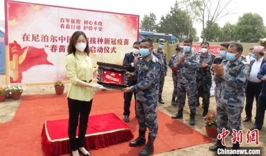 中國駐尼泊爾大使侯艷琪(左一)在活動現(xiàn)場?！』蕰员?攝