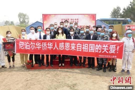 部分參加“春苗行動”啟動儀式的人們合影?！』蕰员?攝