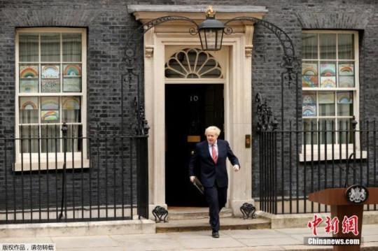當(dāng)?shù)貢r(shí)間4月27日，英國首相約翰遜返回位于唐寧街10號的首相官邸恢復(fù)工作。