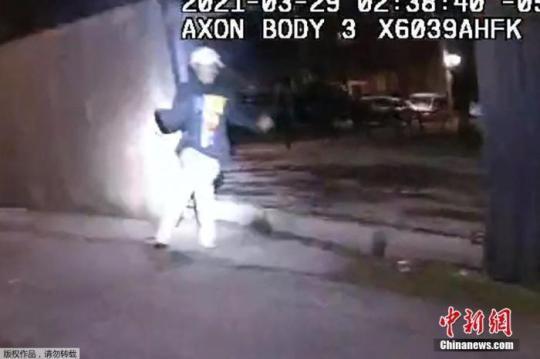 當?shù)貢r間4月15日，美國警方公布了伊利諾伊州芝加哥一名13歲的男孩遭警察槍擊致死的視頻。視頻顯示，男孩在遭槍擊時，舉起了雙手。據(jù)《紐約郵報》1日報道，當?shù)貢r間3月29日，13歲芝加哥男孩亞當·托萊多被警察開槍打死，事后警方稱這是一場“武裝對抗”。