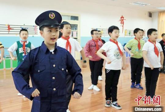 圖為安西路小學(xué)學(xué)生正在上京劇課。　高展 攝