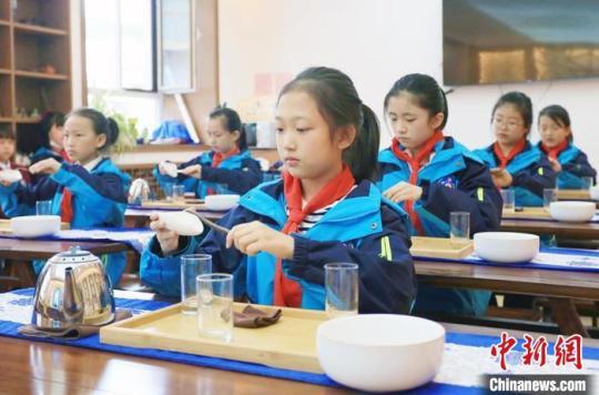 圖為安西路小學(xué)學(xué)生學(xué)習(xí)茶藝?！「哒?攝