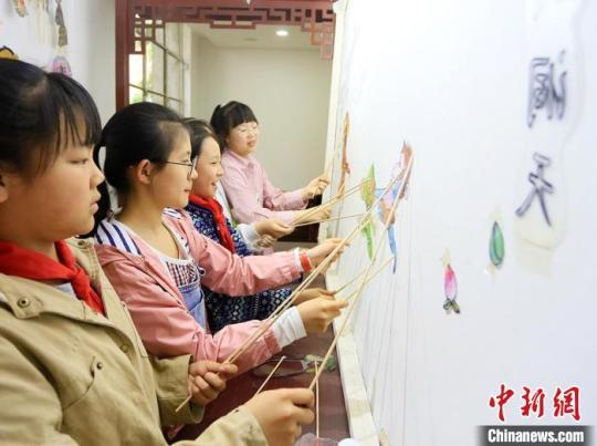 圖為安西路小學(xué)學(xué)生演繹皮影戲?！「哒?攝