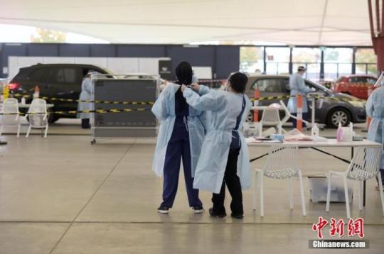 當(dāng)?shù)貢r(shí)間2021年5月27日，澳大利亞維多利亞州墨爾本，市民駕車(chē)排隊(duì)接受新冠病毒檢測(cè)。