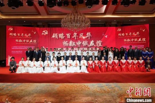 中俄雙方近百人參加此次活動。　呂品 攝