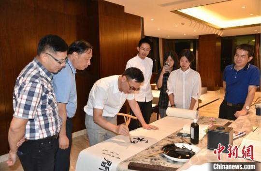 臺(tái)青、臺(tái)灣中華青年發(fā)展聯(lián)合會(huì)副理事長游智彬書寫“和合” 范宇斌 攝