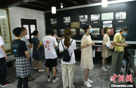 兩岸青年參觀國家級海峽兩岸交流基地天臺(tái)濟(jì)公故里 范宇斌 攝