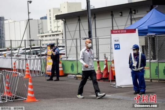 圖為東京2020年奧運(yùn)會(huì)的一名參賽者通過(guò)安保人員走出東京奧運(yùn)村和殘奧會(huì)村。