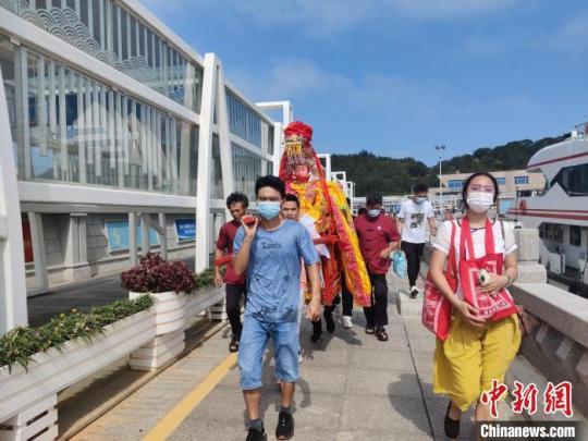 媽祖金身上船渡海。　朱麗花 攝