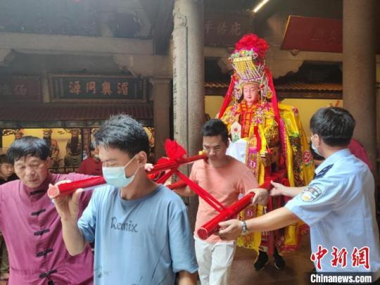 媽祖金身起駕。　朱麗花 攝