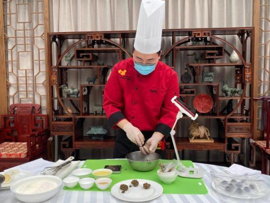 圖為中心烹飪教師授課制作月餅。　首爾中國文化中心供圖