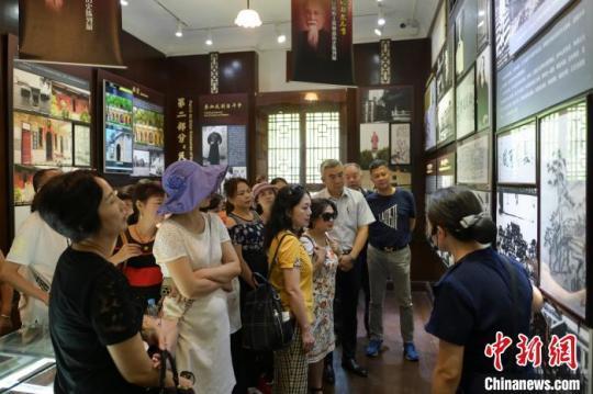 圖為在渝兩岸婚姻家庭成員及臺(tái)胞臺(tái)屬代表參觀重慶南泉抗戰(zhàn)遺址群?！『闻罾?攝