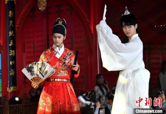 驚艷！穿漢服的小姐姐、小哥哥真是太養(yǎng)眼了