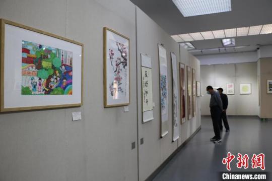 中日友好青少年書畫展現(xiàn)場展出作品150余幅。　張強 攝