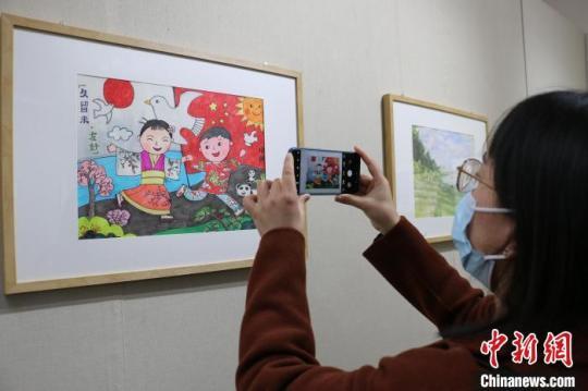 合肥市民參觀“中日友好青少年書畫展”?！垙?攝