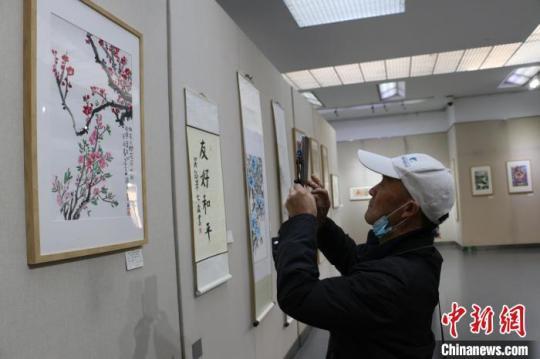 合肥市民參觀“中日友好青少年書畫展”。　張強 攝