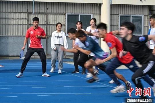 蘇炳添分享體驗(yàn)課暨南大學(xué)開講 受學(xué)生追捧 陳驥旻 攝