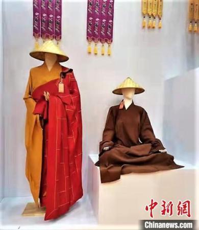 圖為僧服展示?！幍率械孪枭邢薰?供圖