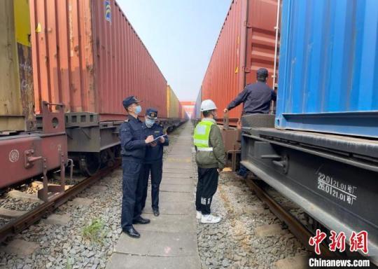 12月9日，長沙海關關員對即將發(fā)運的中歐班列進行監(jiān)管?！￠L沙海關供圖