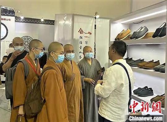 圖為柘榮僧服參展春季廈門佛事展?！¤蠘s縣宗教用品協(xié)會 供圖