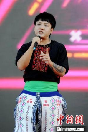 臺灣歌手獻唱閩南語歌曲《浪子回頭》?！埥鸫?攝