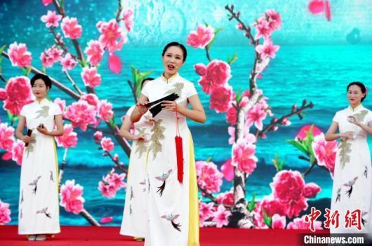 漳州市歌仔戲(薌劇)傳承保護中心帶來錦歌表演《閩臺情》。　張金川 攝