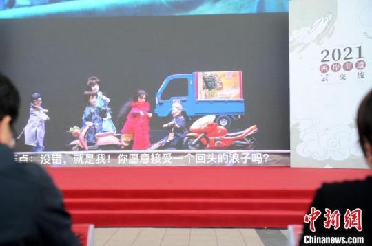 臺灣嘉義長義閣掌中劇團布袋木偶戲表演《烈火玫瑰鴛鴦夢》?！埥鸫?攝