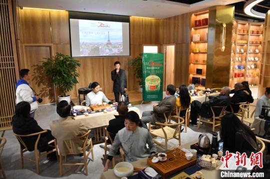 圖為云南沱茶銷法45周年紀念版分享茶會現(xiàn)場?！⑷疥?攝