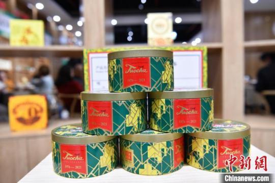 圖為云南沱茶銷法45周年紀念版?！⑷疥?攝