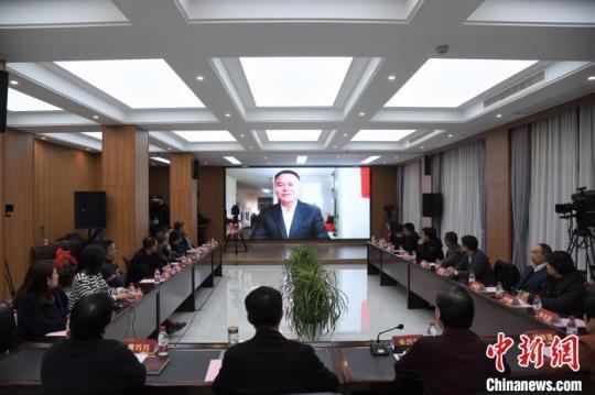 加拿大中國(友好)和平統(tǒng)一促進(jìn)會(huì)會(huì)長王典奇通過視頻連線作交流發(fā)言 范宇斌 攝