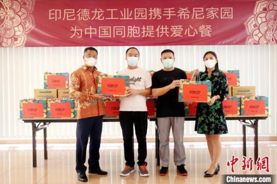 圖為捐贈(zèng)春節(jié)禮包和慰問(wèn)品現(xiàn)場(chǎng)?！∮∧岬慢埞I(yè)園 供圖