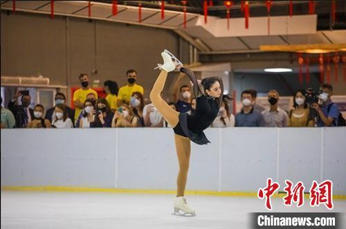 圖為活動現(xiàn)場的花樣滑冰表演?！∧厦纼S報圣保羅記者戴萌 攝