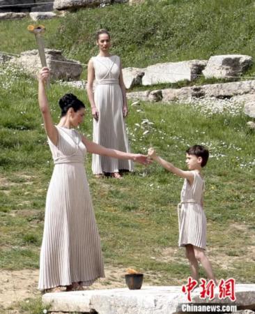 2008年3月，北京2008年奧運(yùn)會(huì)圣火采集儀式在古奧林匹亞競(jìng)技場(chǎng)舉行，最高女祭司接過男孩敬獻(xiàn)的橄欖枝。<a target='_blank' href=