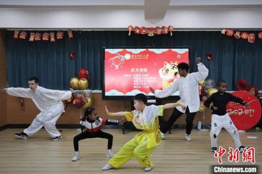 圖為留學(xué)生表演中國功夫?！∥鞅睅煼洞髮W(xué)國際文化交流學(xué)院供圖